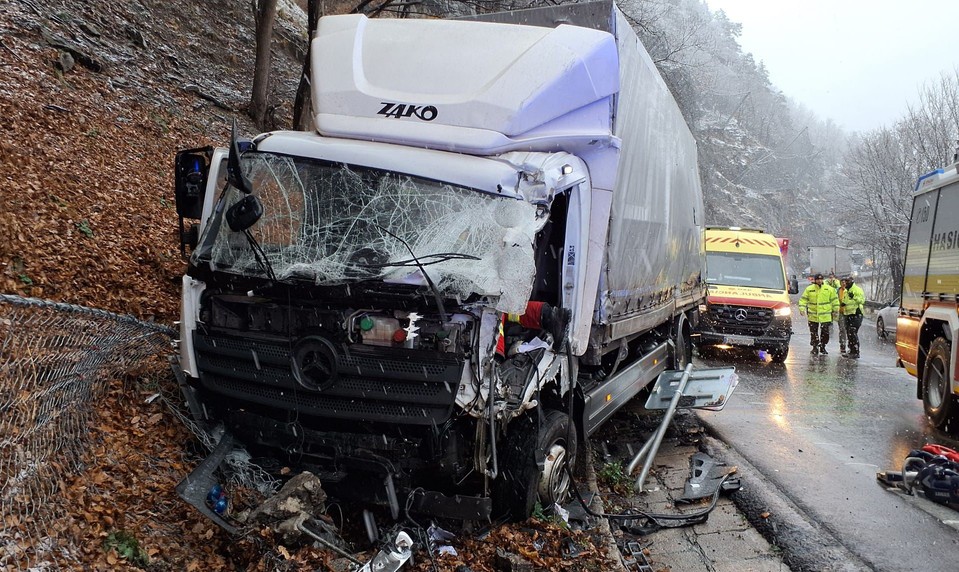 Po zrážke dvoch kamiónov pod Strečnom museli do nemocnice previezť vodiča