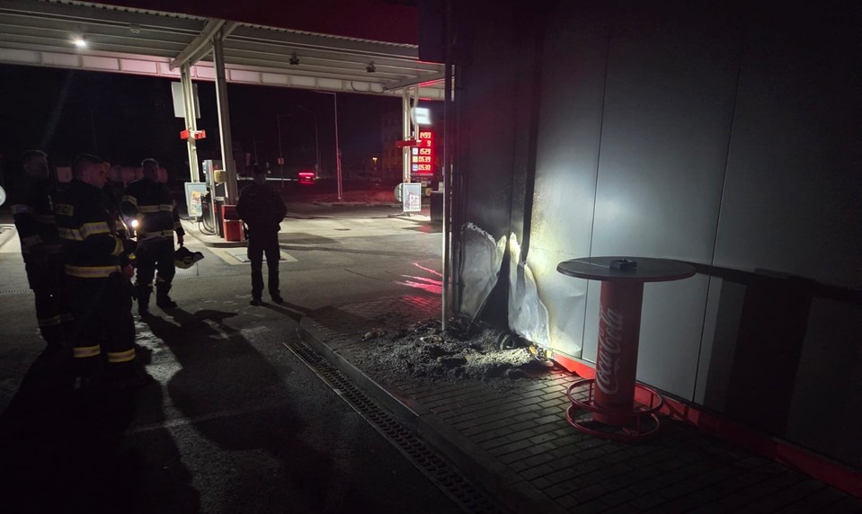 Nahnevaný zákazník zapálil čerpaciu stanicu, lebo sa nedostal dnu po záverečnej