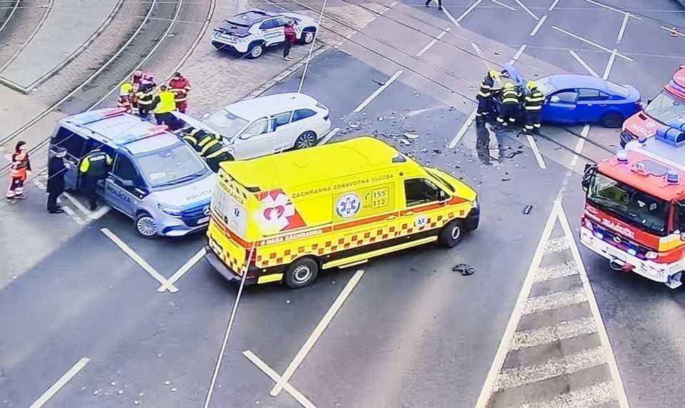 Zrážka áut ochromila frekventovanú križovatku v Bratislave. Vozidlá skončili v koľajisku