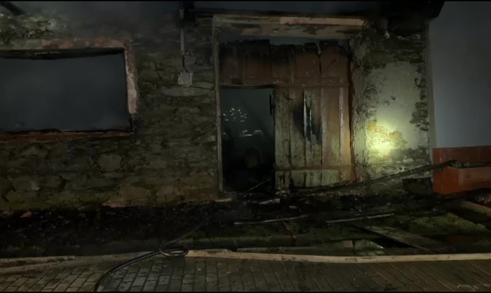 Nočný požiar zničil dom, dvaja muži unikli len o vlások