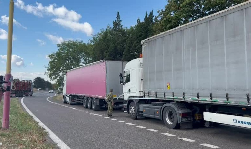 Policajná akcia na odpočívadle: Odstavené kamióny a diera v poli