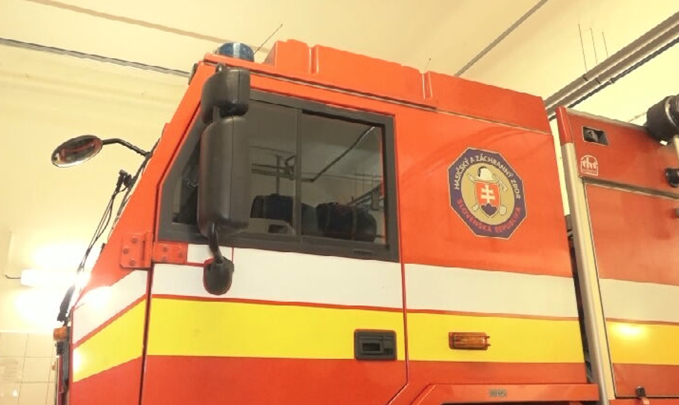 Hádzali kamene na hasičov. Po incidente v Lipanoch chystajú trestné oznámenie