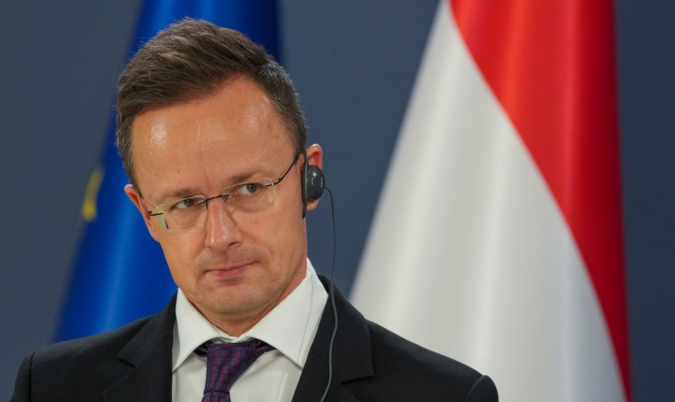 Bosna stopla vojenský let, minister Szijjártó obletel zákaz súkromným lietadlom