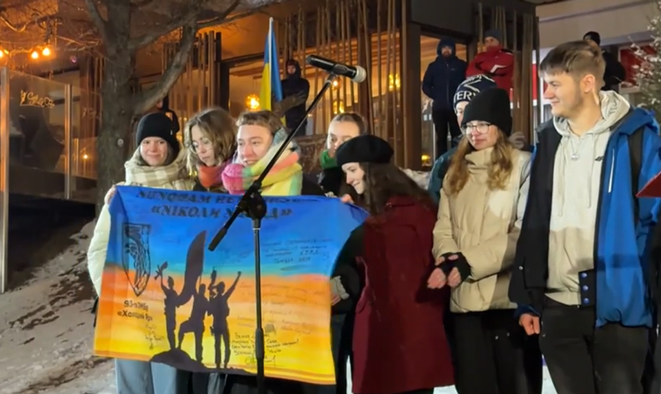 Ich odkaz zaznel až na fronte: Ukrajinskí vojaci poslali študentom z Popradu bojovú zástavu