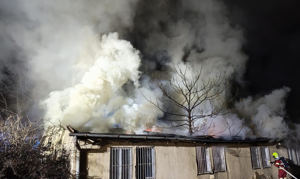 Požiar opustenej budovy v areáli trnavskej nemocnice spôsobil škody za 100-tisíc eur