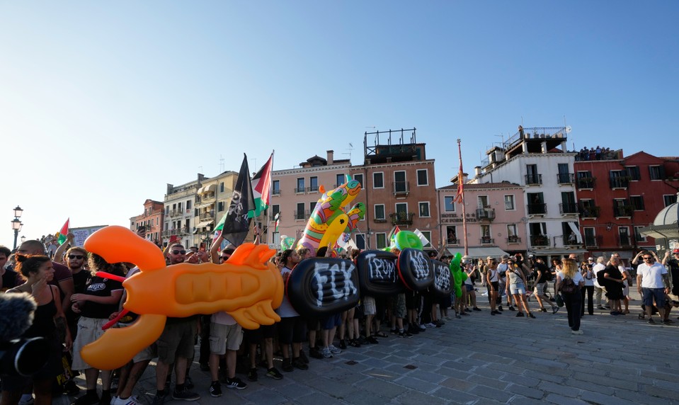 Amerického veľvyslanca privítali v Benátkach protesty. Jeho jachtu musela strážiť polícia