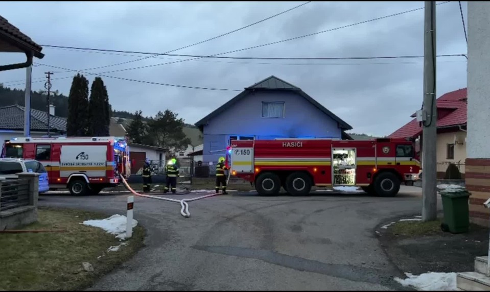 Hasiči zasahovali pri požiari domu. Jedna osoba sa nadýchala dymu