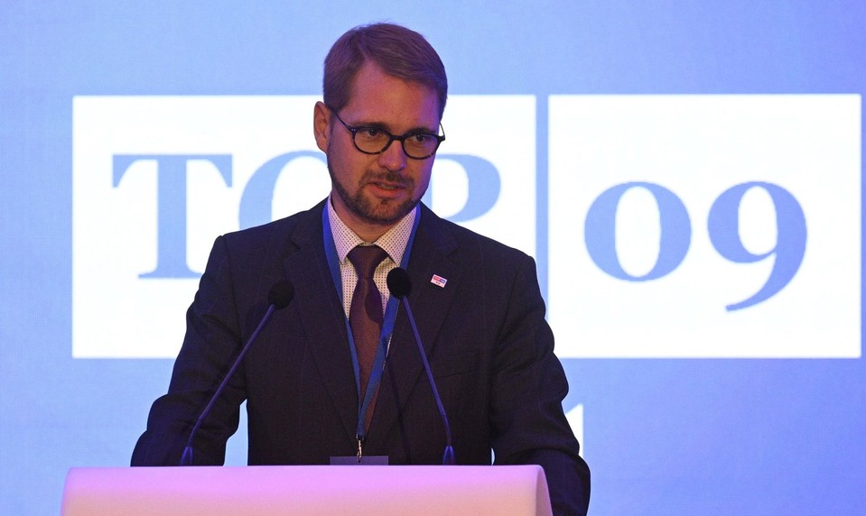 TOP 09 vyzýva vládu, aby sa vyjadrila k možným väzbám Epsteina na Česko