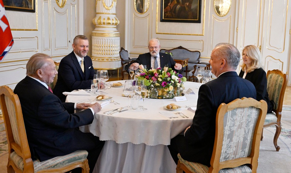 V Prezidentskom paláci sa stretli bývalé hlavy štátu. Okrem diskusie si pochutnali na delikátnom menu