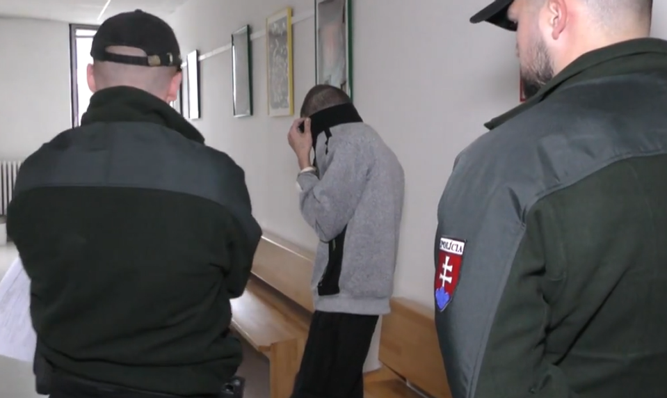 Muž napadol priateľku nožom, opakovane ju udieral päsťami. Zastavila ho až policajná hliadka