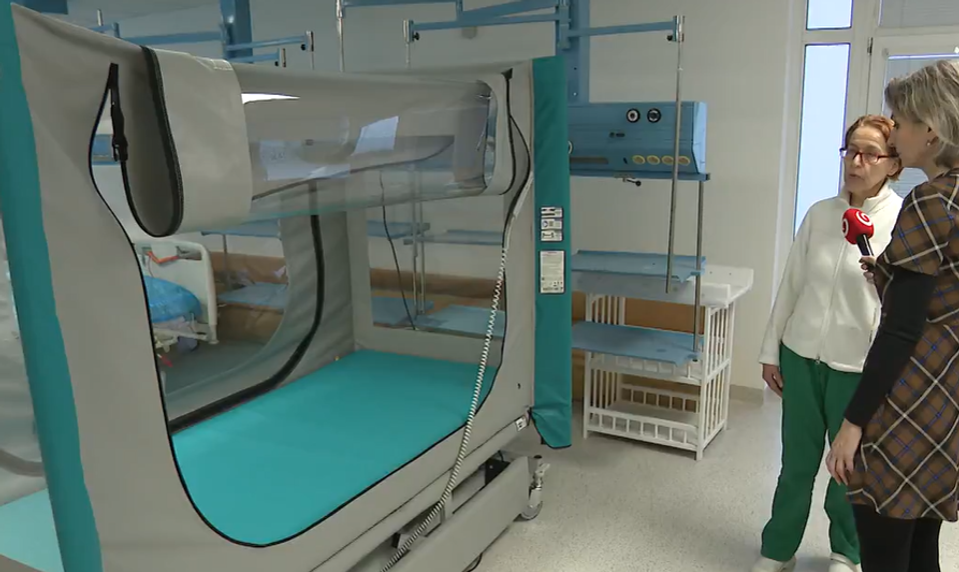 Rodičia "večných bábätiek" bojujú o bezpečie. Nemocniciam chýbajú špeciálne lôžka