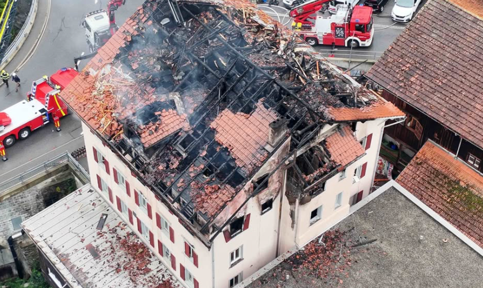 Pri požiari v bytovom dobe vo Švajčiarsku zahynuli dvaja ľudia. Ďalší ľudia sú nezvestní