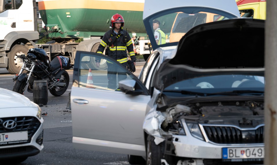 Bratislavskú dopravu skomplikovala nehoda auta a motocykla