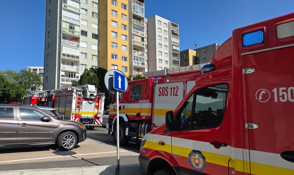 Požiar balkóna v Bratislave: Na mieste zasahujú pohotovostné zložky