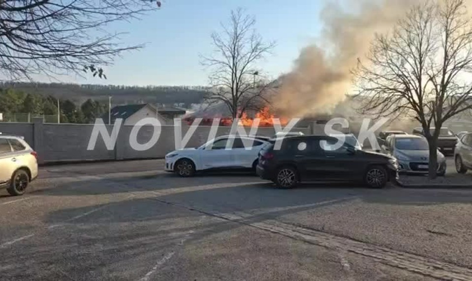 Požiar v areáli kúpaliska v Podhájskej: horel altánok so slamou