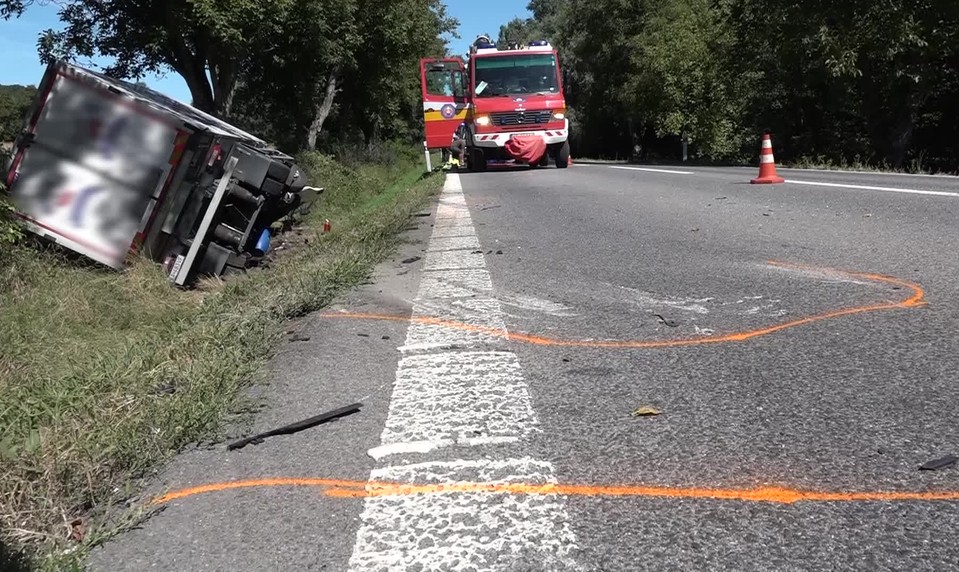 Dva vrtuľníky zasahovali pri Vranove nad Topľou: Mladý vodič neprežil, traja sú zranení