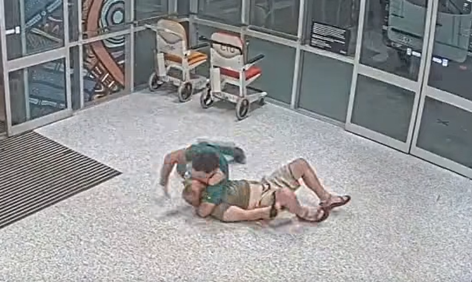 Tréningy Jui-Jitsu mu prišli vhod: Zdravotník spacifikoval agresívneho pacienta