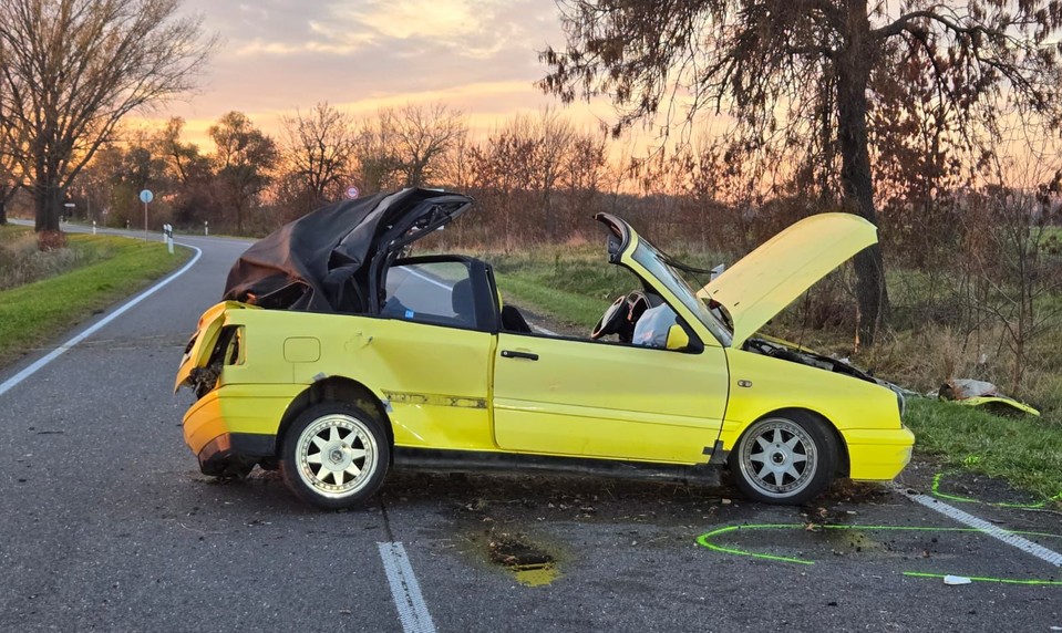 Tragédia pri Vlčanoch: Po nehode vyhasli životy dvoch mladých ľudí