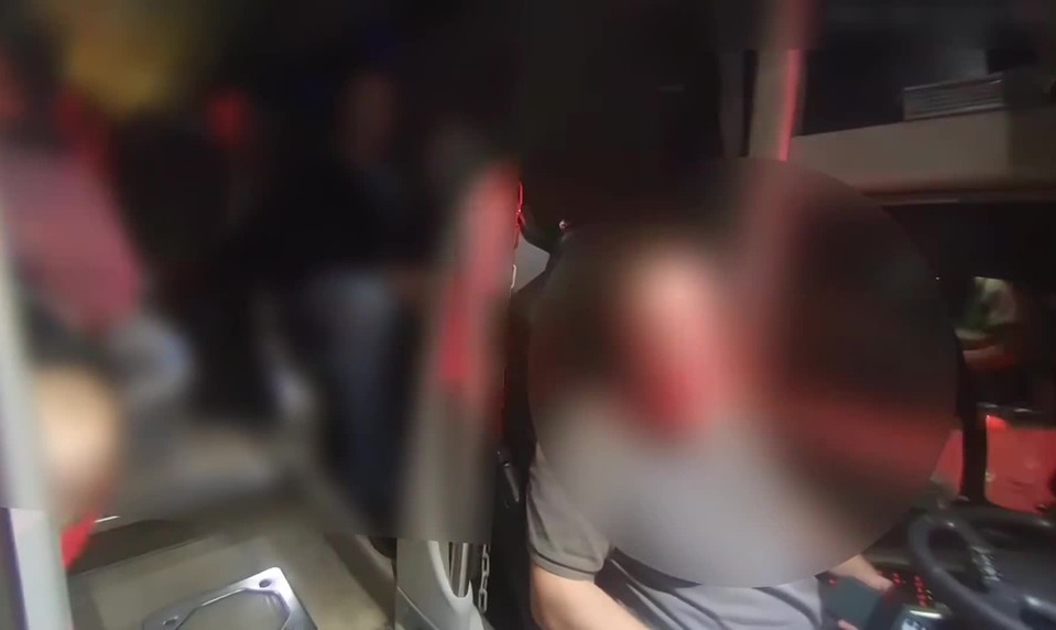VIDEO: Cestujúcich zachraňovala polícia. Opitý vodič autobusu odmietal zastaviť