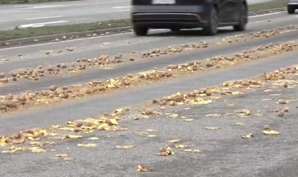 Vysypané zemiaky zaplavili štvorprúdovku: Premávku riadili policajti