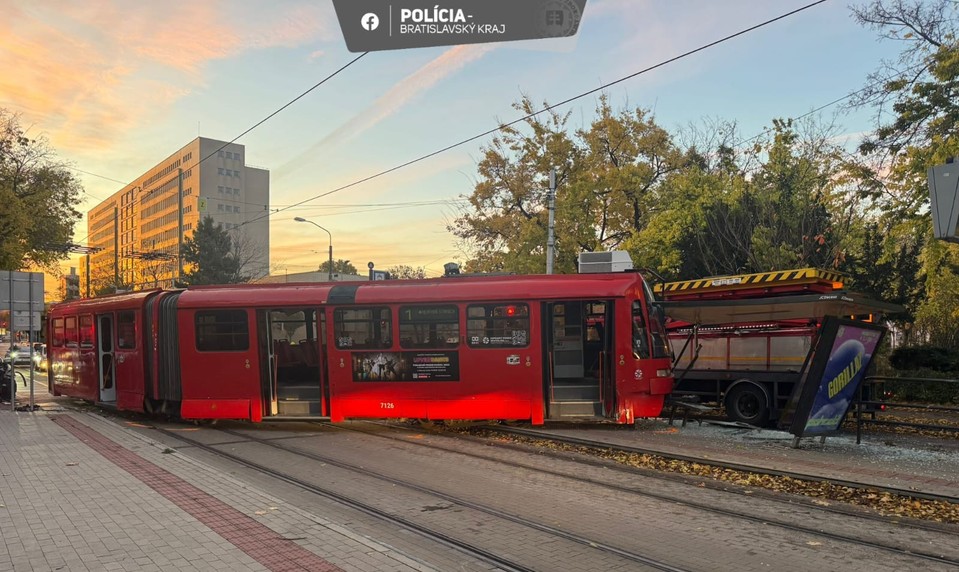 V centre Bratislavy sa zrazila električka s autom, linku 1 nahradili autobusy