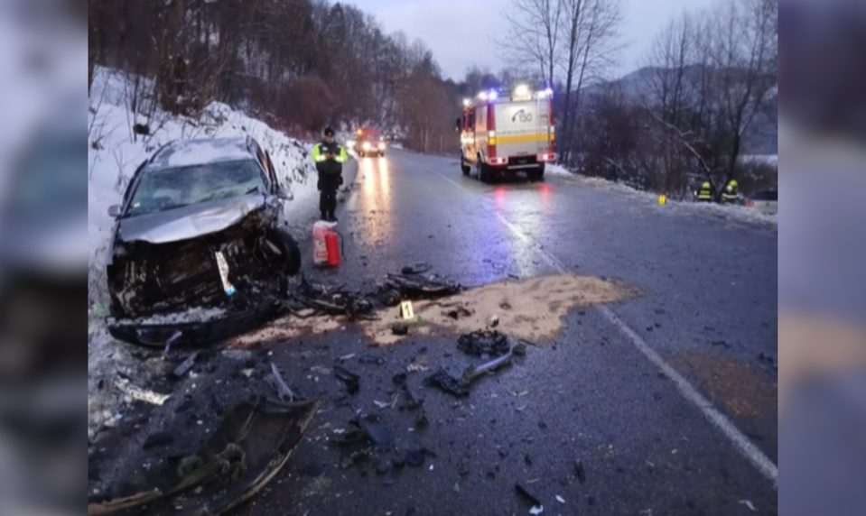 Po zrážke dvoch vozidiel pri Dolnom Kubíne skončili traja ľudia zranení