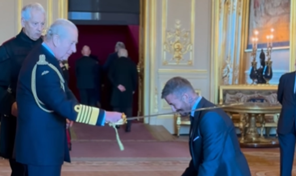 Povstaňte, Sir David Beckham! Kráľov meč dnes spočinul na ramene slávneho futbalistu!