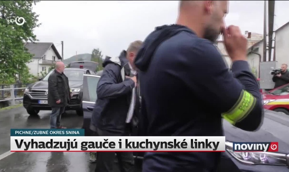 Vyhadzujú gauče i kuchynské linky
