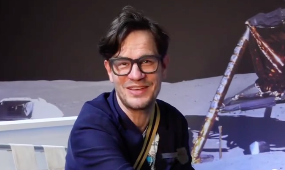 Nie je už trochu paranoidný..? Kraus si balí mobil preventívne do handry!