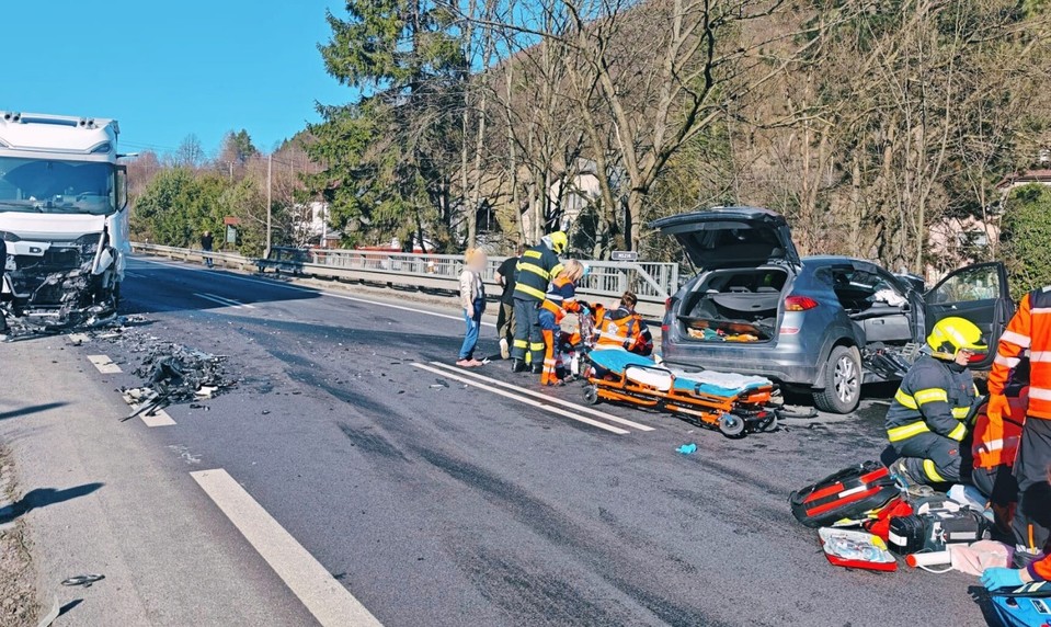 Nákladné auto narazilo do osobného vozidla. Dopravu riadi polícia