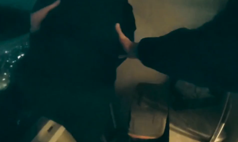 Napínavá záchranná akcia: Policajt liezol cez balkóny, aby sa dostal ku kričiacemu mužovi v núdzi