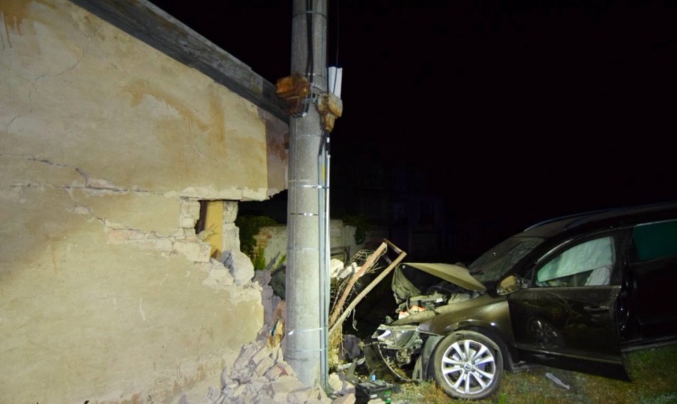 Tragická nehoda pri Nových Zámkoch: Auto zišlo z cesty, vodička narazila do stĺpa aj domu