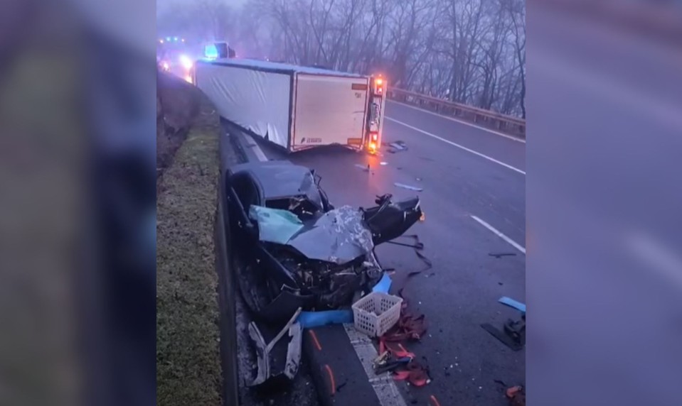Na ceste pri Lučenci došlo k hrozivej nehode. Kamión sa zrazil s osobným autom