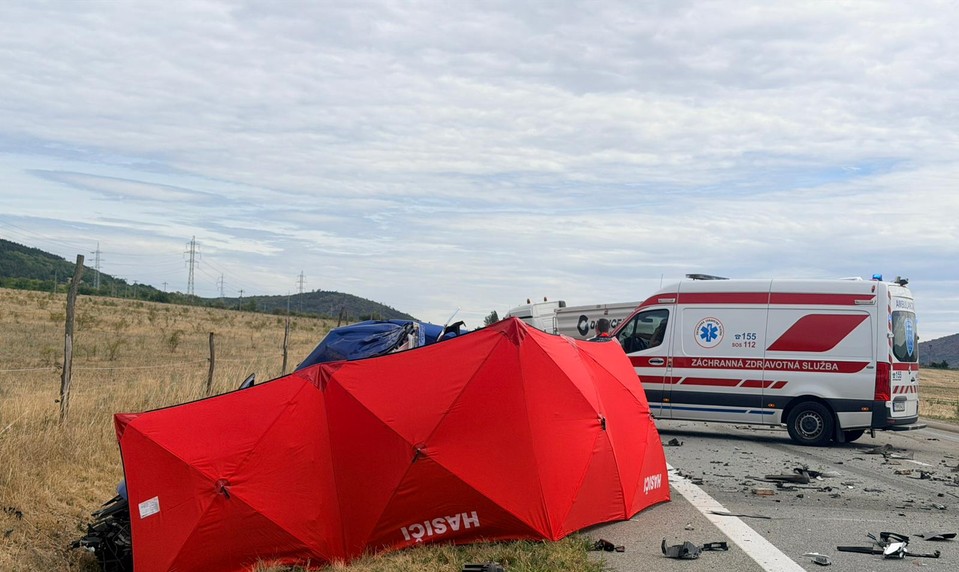 Tragická nehoda pri Hrhove: Zrazilo sa nákladné auto s dvoma osobnými vozidlami, nehoda si vyžiadala obeť