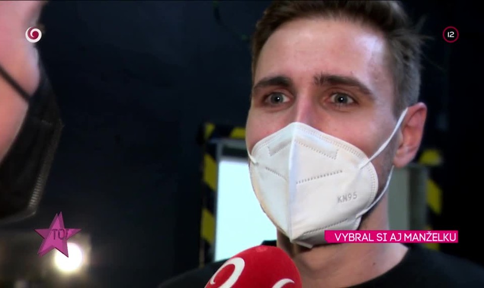 VYBRAL SI AJ MANŽELKU