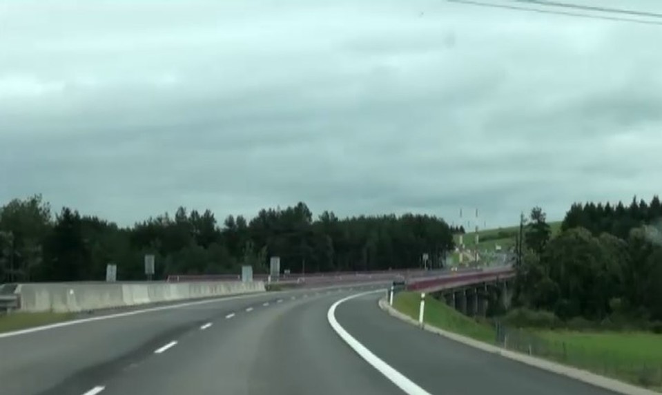 Pre nehodu je diaľnica D1 pri Ilave neprejazdná. Tvoria sa kolóny