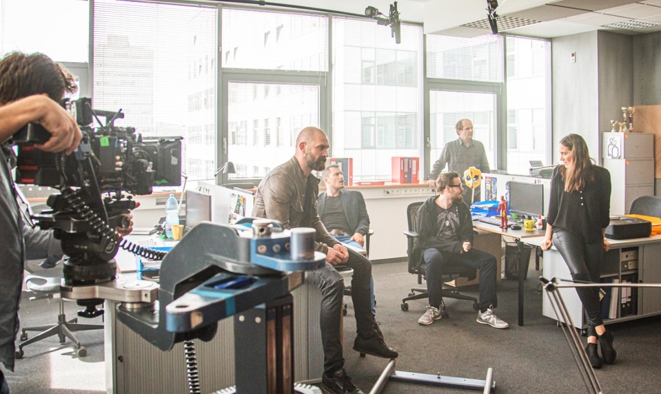 Seriál Za sklom použili v replike text z Threemy. Scénu pritom točili skôr, ako vyšla najavo