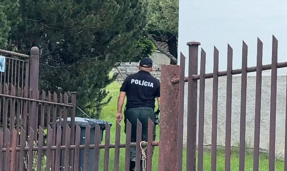 Tragédia v Gelnici: Muž zavraždil svoju manželku, polícia po ňom pátra