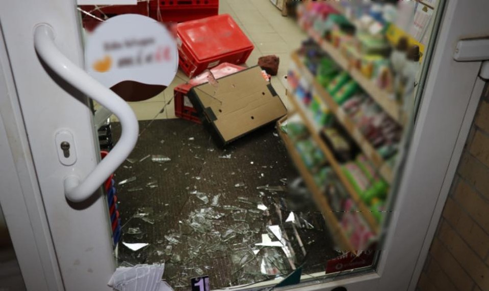 Rodičia vyrazili v noci vykradnúť obchod, deti nechali spať doma v postieľkach