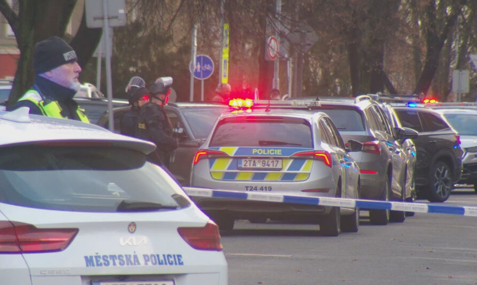 Ozbrojený muž sa zabarikádoval v byte. Pri zásahu postrelil policajta