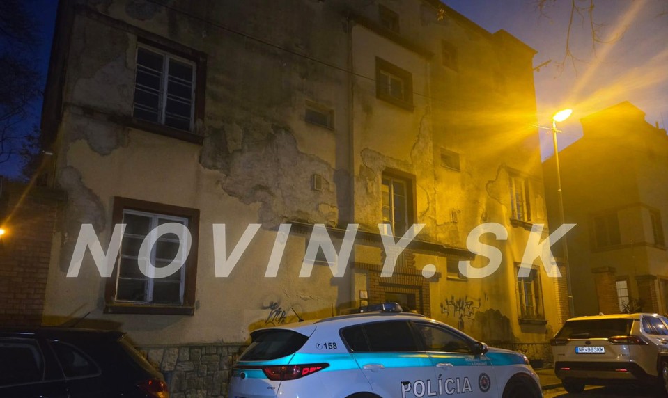 Robotníci v Nitre narazili na hrozivý nález. Počas rekonštrukcie bytovky objavili ľudské kosti