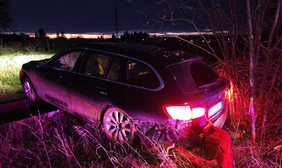 Unikal pred políciou až uviazol na trati. Vodič odmietol dychovú skúšku aj test na drogy