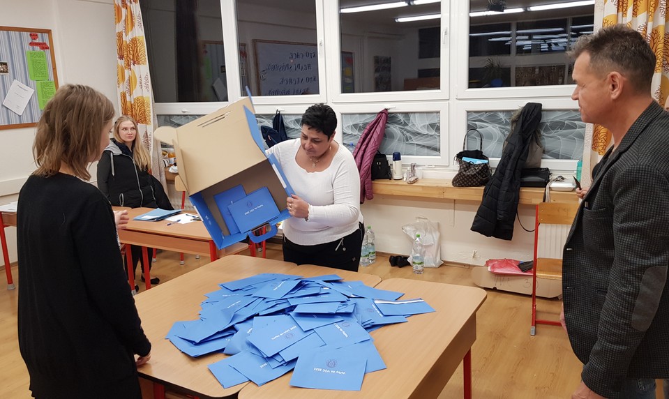 Vo volebnej miestnosti dostanete štyri lístky. Pozrite sa, ktorý patrí do ktorej obálky