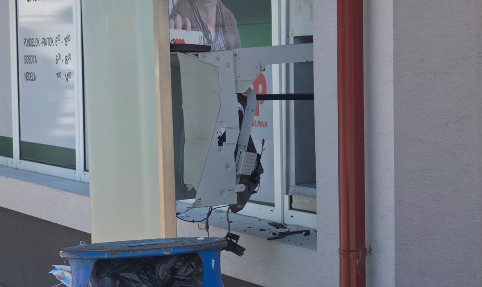 Explózia prebudila Dudince: Neznámi páchatelia zničili bankomat a obchod