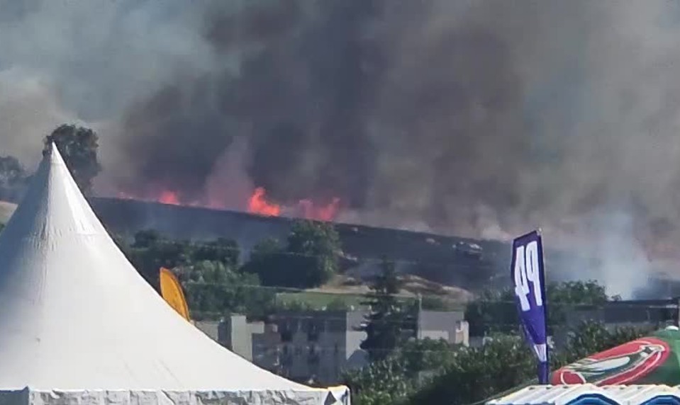 Neďaleko konania festivalu Pohoda pri Trenčíne horí