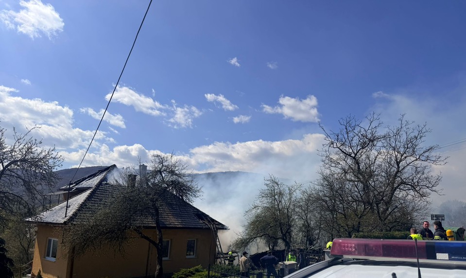 Rodinný dom v Rakovnici zachvátili plamene. Rozšírili sa aj na okolité budovy