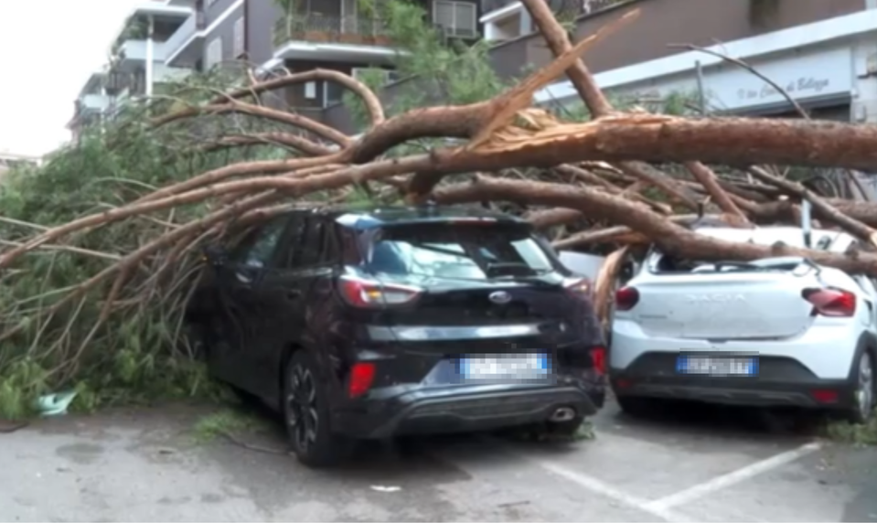 Tornádo a prívalové dažde ochromili Rím. Zaplavené ulice zastavili dopravu