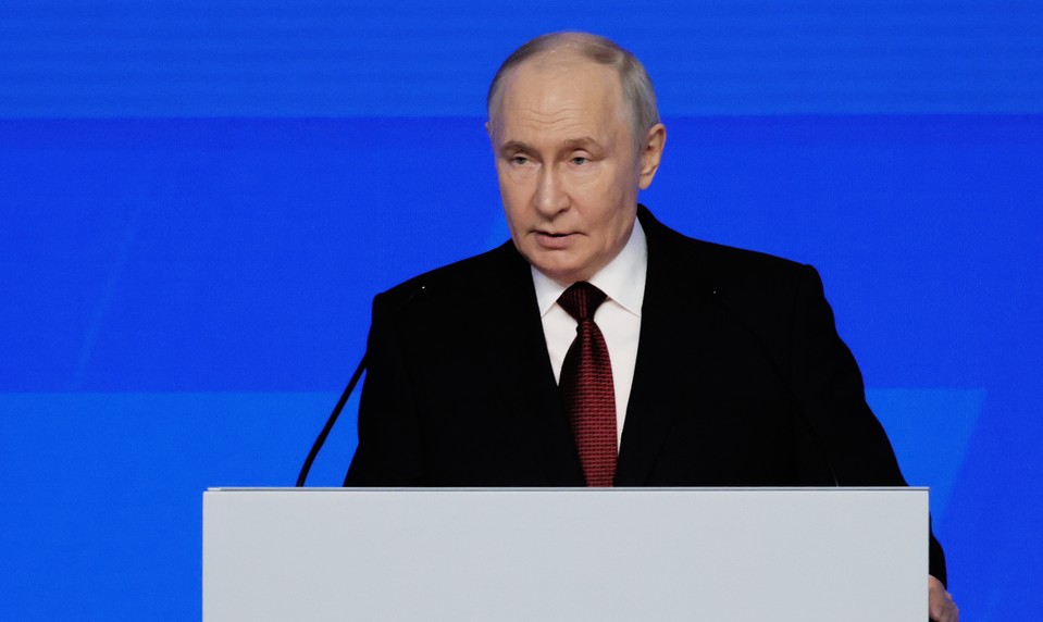 Novinár žijúci v Moskve: Putin nehovorí celú pravdu. Rusko trápi nedostatok benzínu