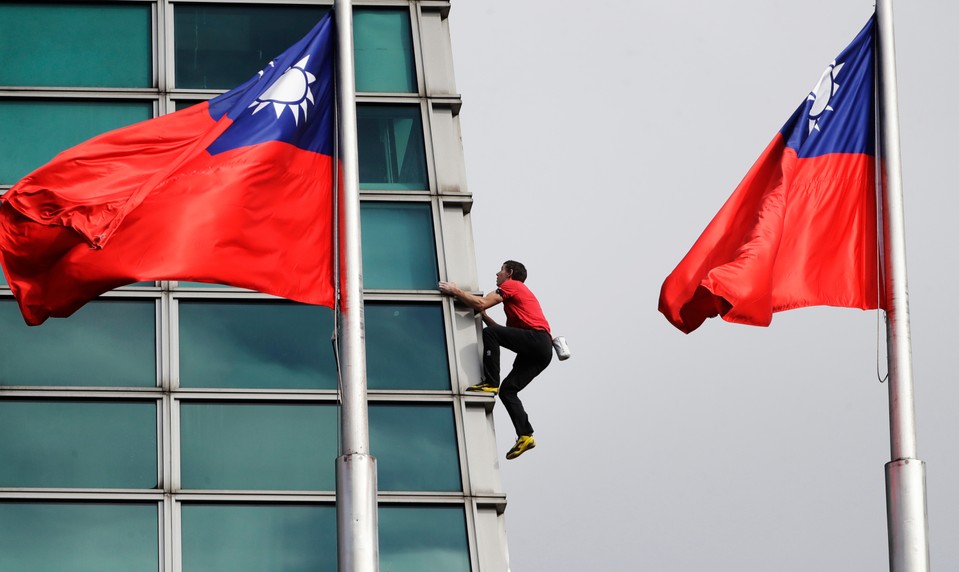 Americký horolezec Alex Honnold voľným výstupom zdolal mrakodrap Tchaj-pei 101