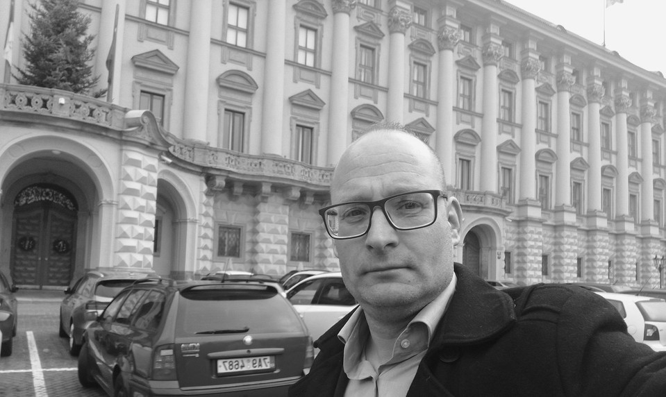 Od falšovania diplomatických identít po kontroverzné akcie. Zomrel český podvodník Lukáš Kohout